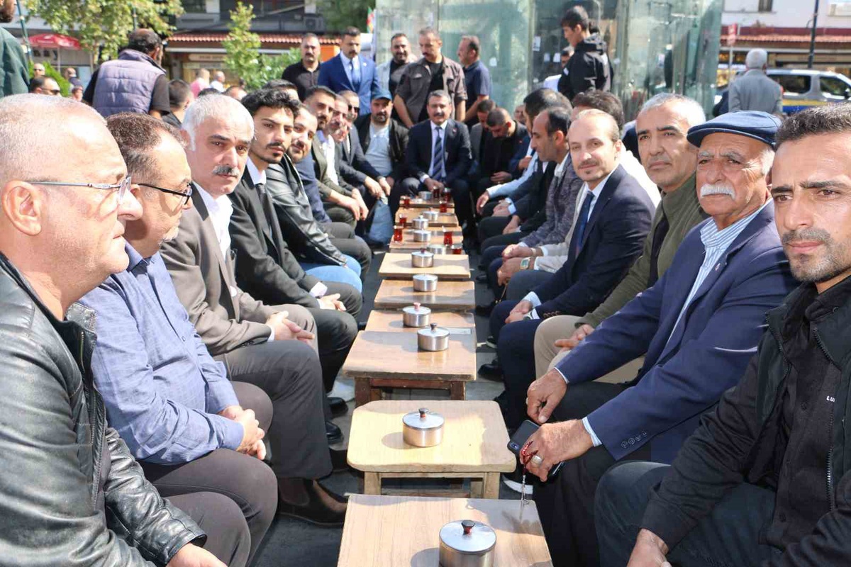 MHP'li Özcoşkun, Diyarbakır Sur'da esnafı ziyaret etti, 'Terörsüz Türkiye' konuşuldu