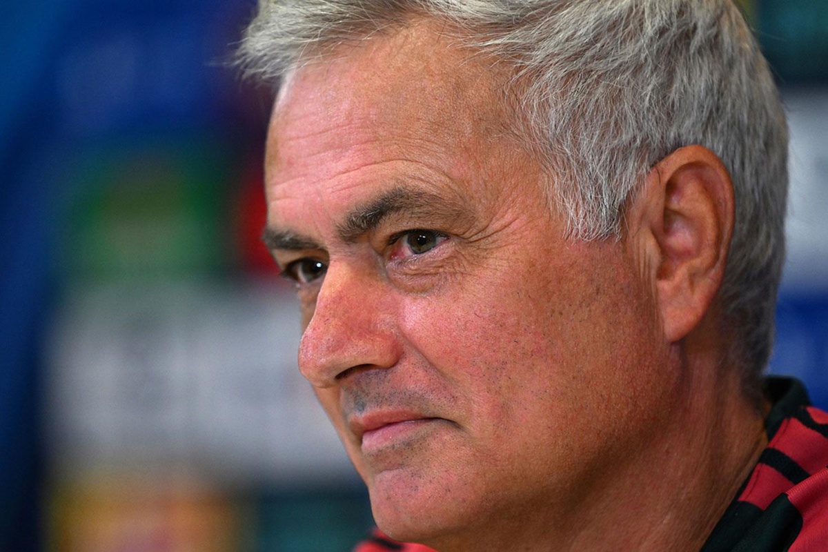 Mourinho'dan ültimatom: Yedek kulübesinde bile oturamaz
