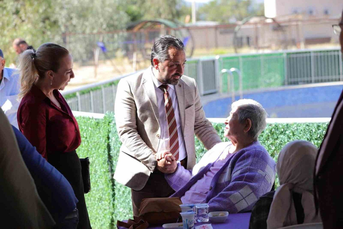 Muğla'da huzurevi sakinleri, gençlerle oyun oynayıp mangalda buluştu