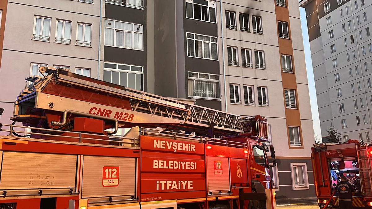 Nevşehir'de 11 katlı apartmanın 4'üncü katındaki yangında 6 kişi dumandan etkilendi