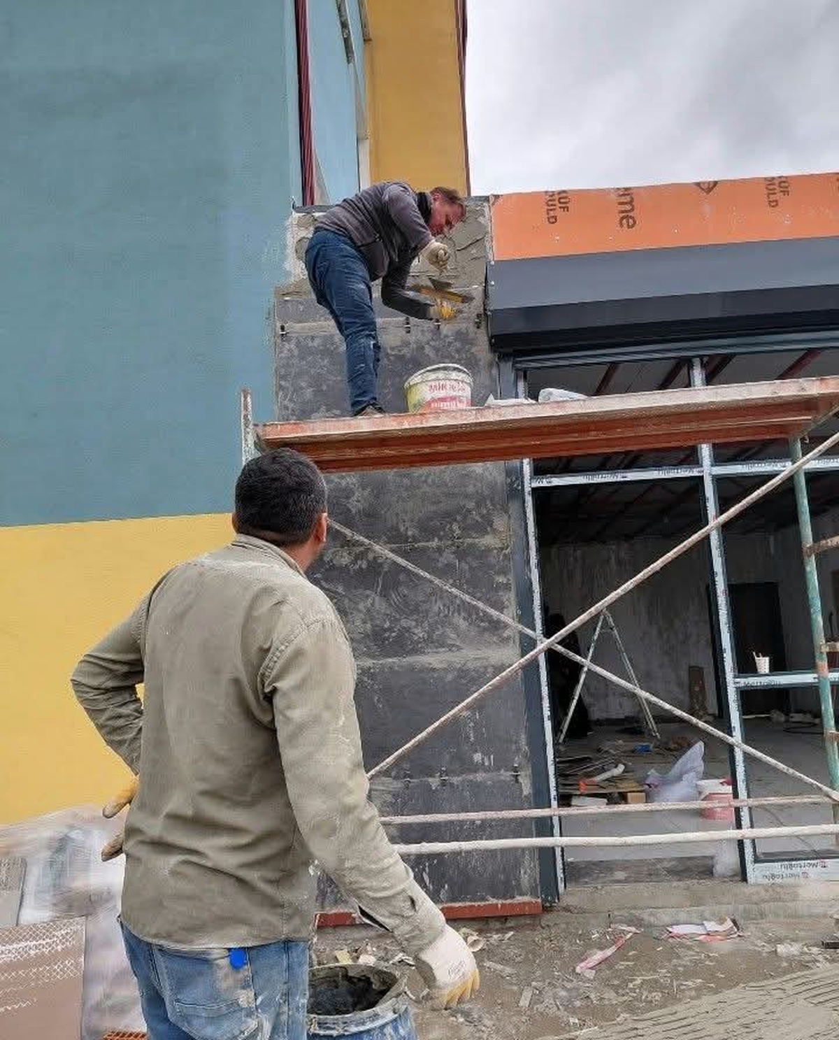 Odunpazarı MESEM Müdürü Erhan Aksu, tadilatta sıva yaparken takdir topladı