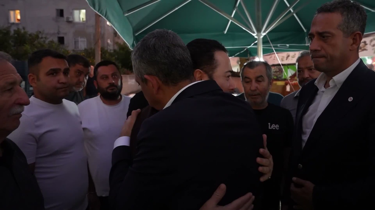 Özgür Özel, Mersin'de Atilla Taş'ın kızı Sezen Taş için taziye ziyaretinde bulundu