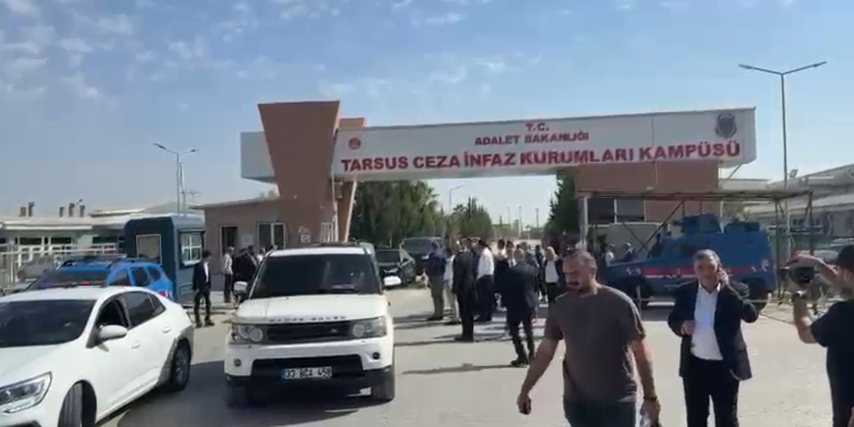 Özgür Özel, tutuklu Mersin belediye başkanlarını Tarsus Cezaevi'nde ziyaret etti