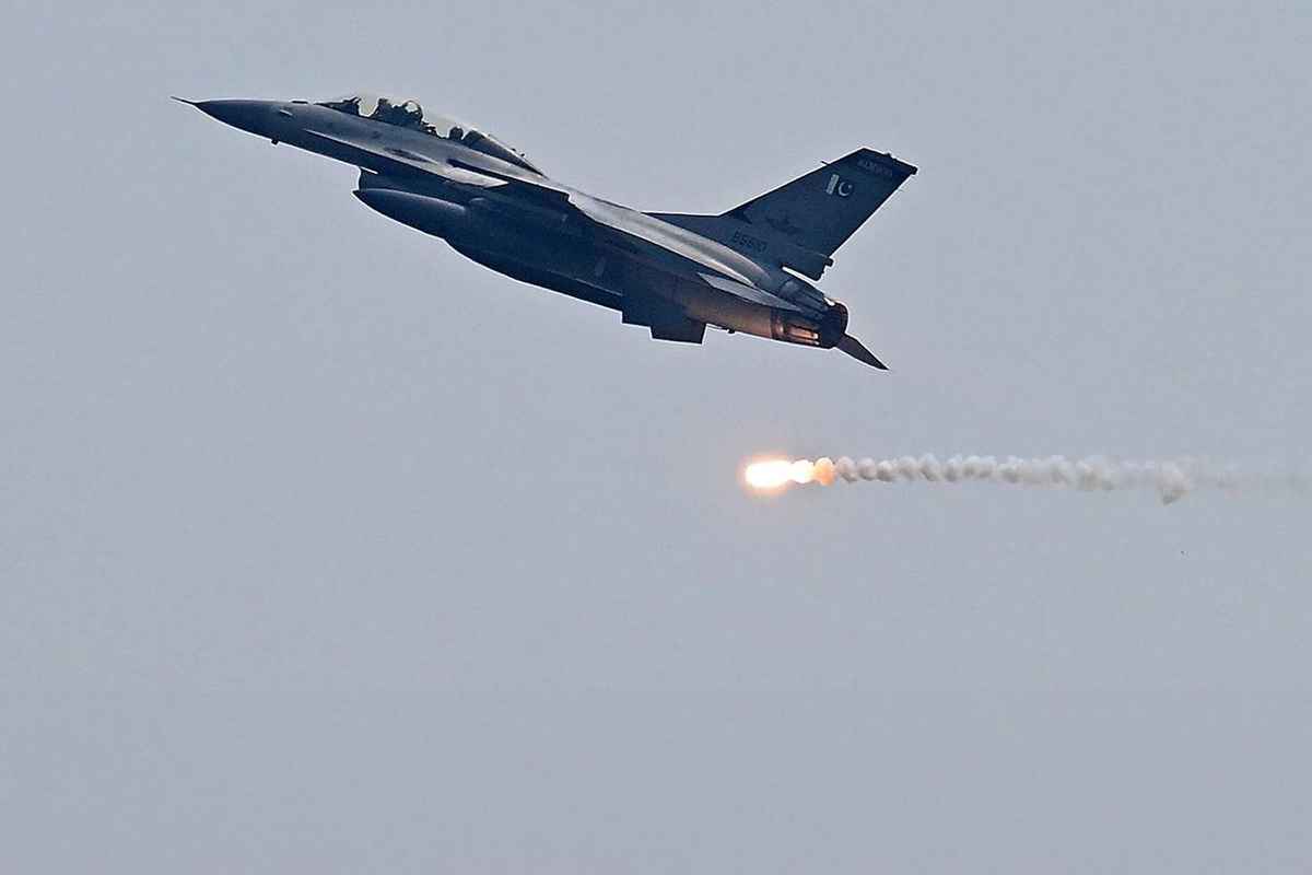 Pakistan savaşa dahil oldu! Jetler havalanıp bomba yağdırdı