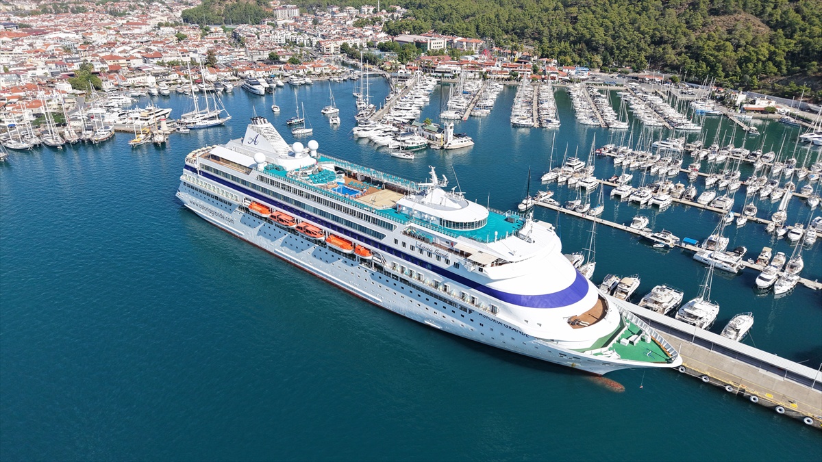 Palau bayraklı Astoria Grande kruvaziyeri 447 yolcuyla Marmaris'e yanaştı