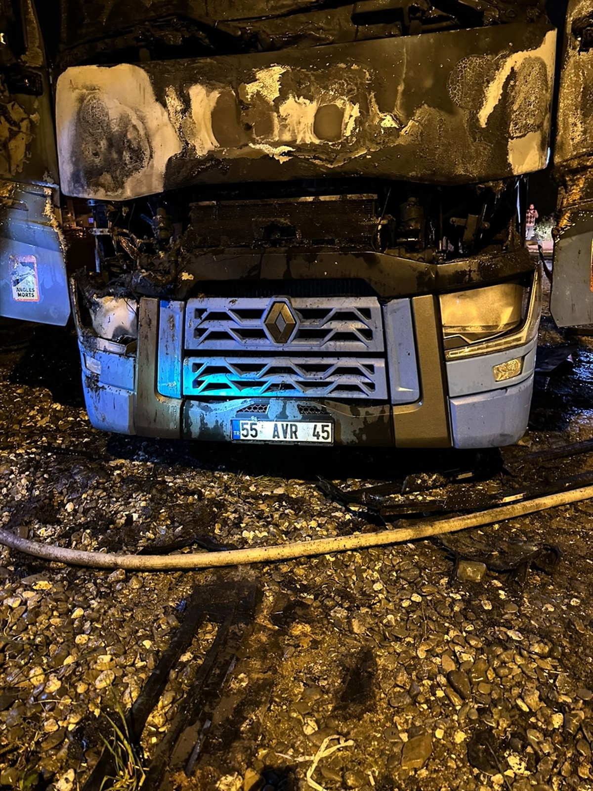 Samsun Bafra'da park halindeki tırda çıkan yangın tırı kullanılamaz hale getirdi