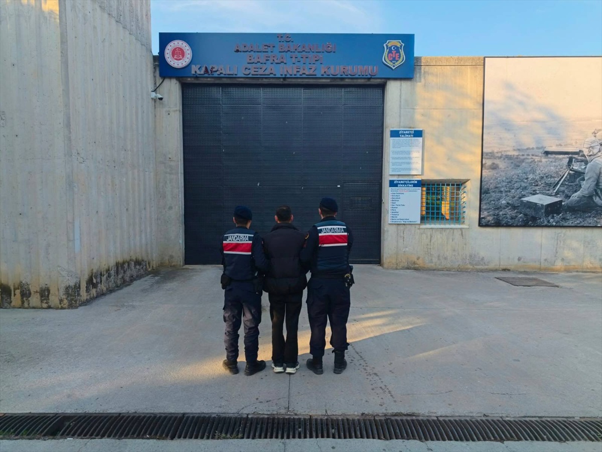 Samsun Bafra'da uyuşturucudan 11 yıl 3 ay hapis cezasıyla aranan firari yakalandı