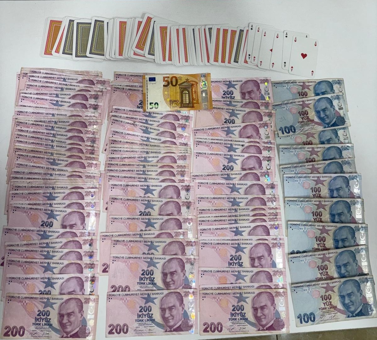 Samsun Çarşamba'da kumar operasyonunda 5 kişiye 58 bin 20 lira ceza kesildi