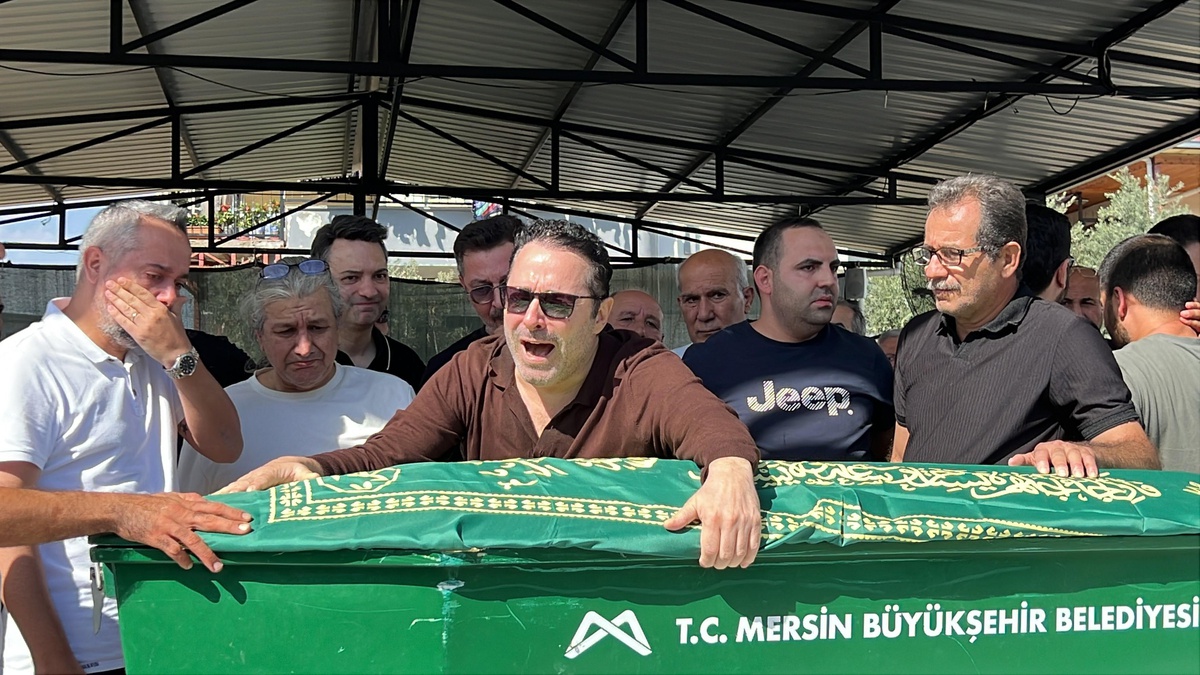 Şarkıcı Atilla Taş'ın kızı gözyaşları arasında toprağa verildi