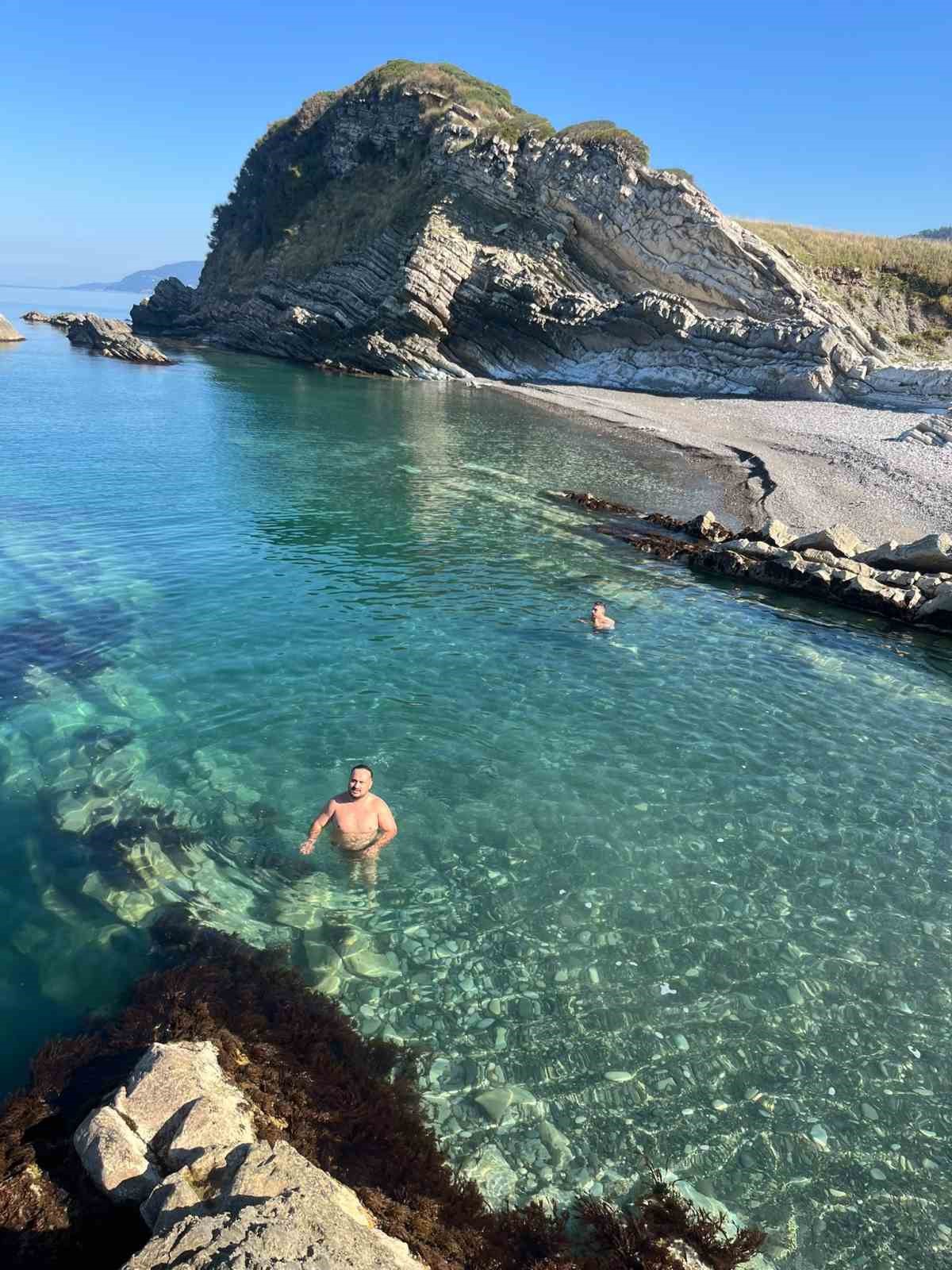 Sinop'ta mevsim normalleri üzerindeki sıcaklıkla vatandaşlar ekim ayında denize girdi
