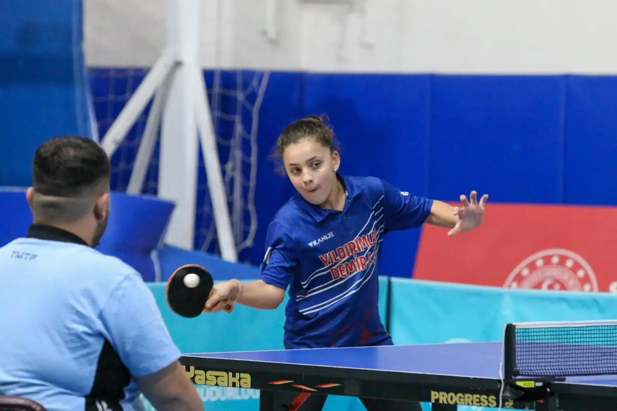 Sivas'ta masa tenisi gençler il birinciliği Mecnun Otyakmaz Spor Salonu'nda yapıldı