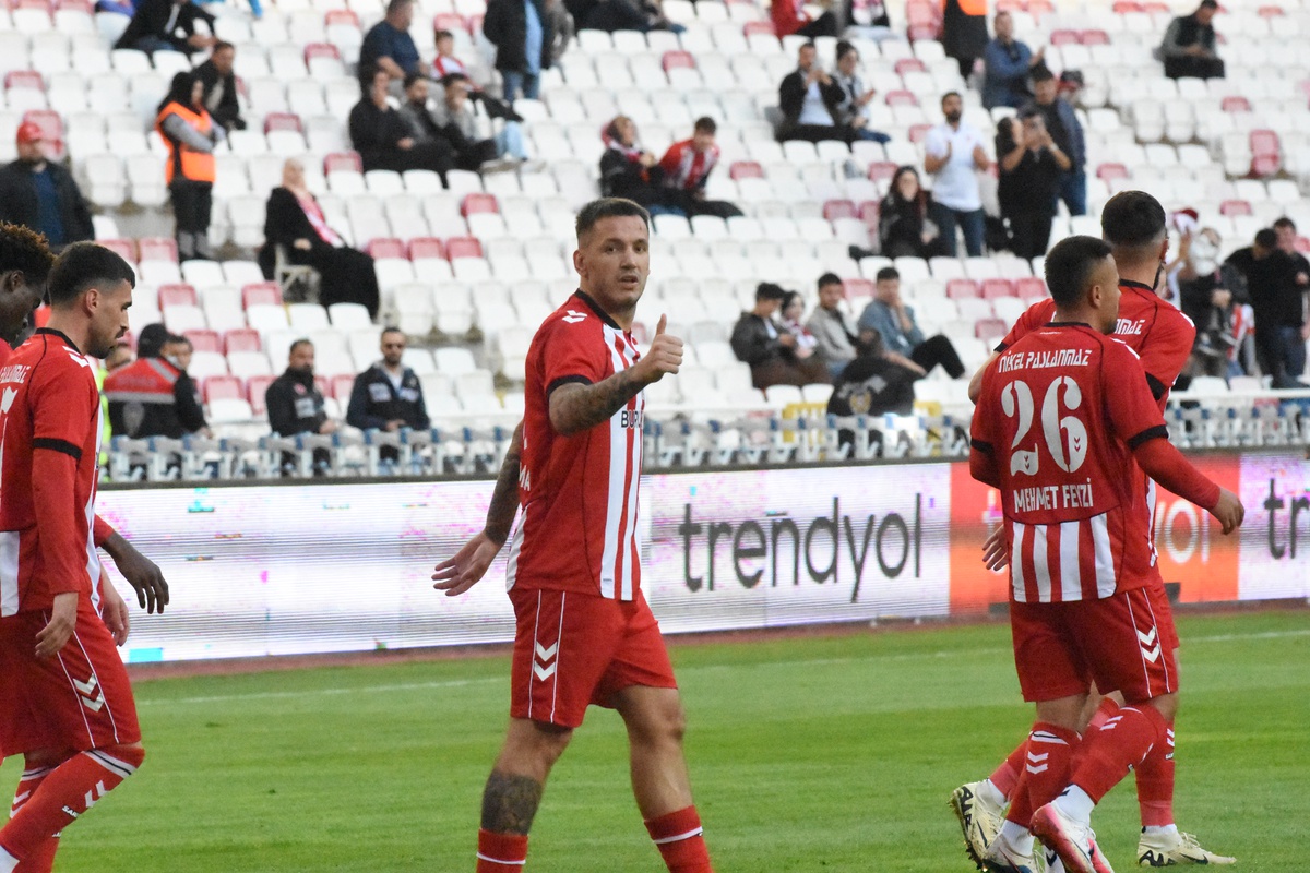 Sivasspor, Pendikspor'u 4-1 yenerek iç sahada ilk galibiyetini aldı