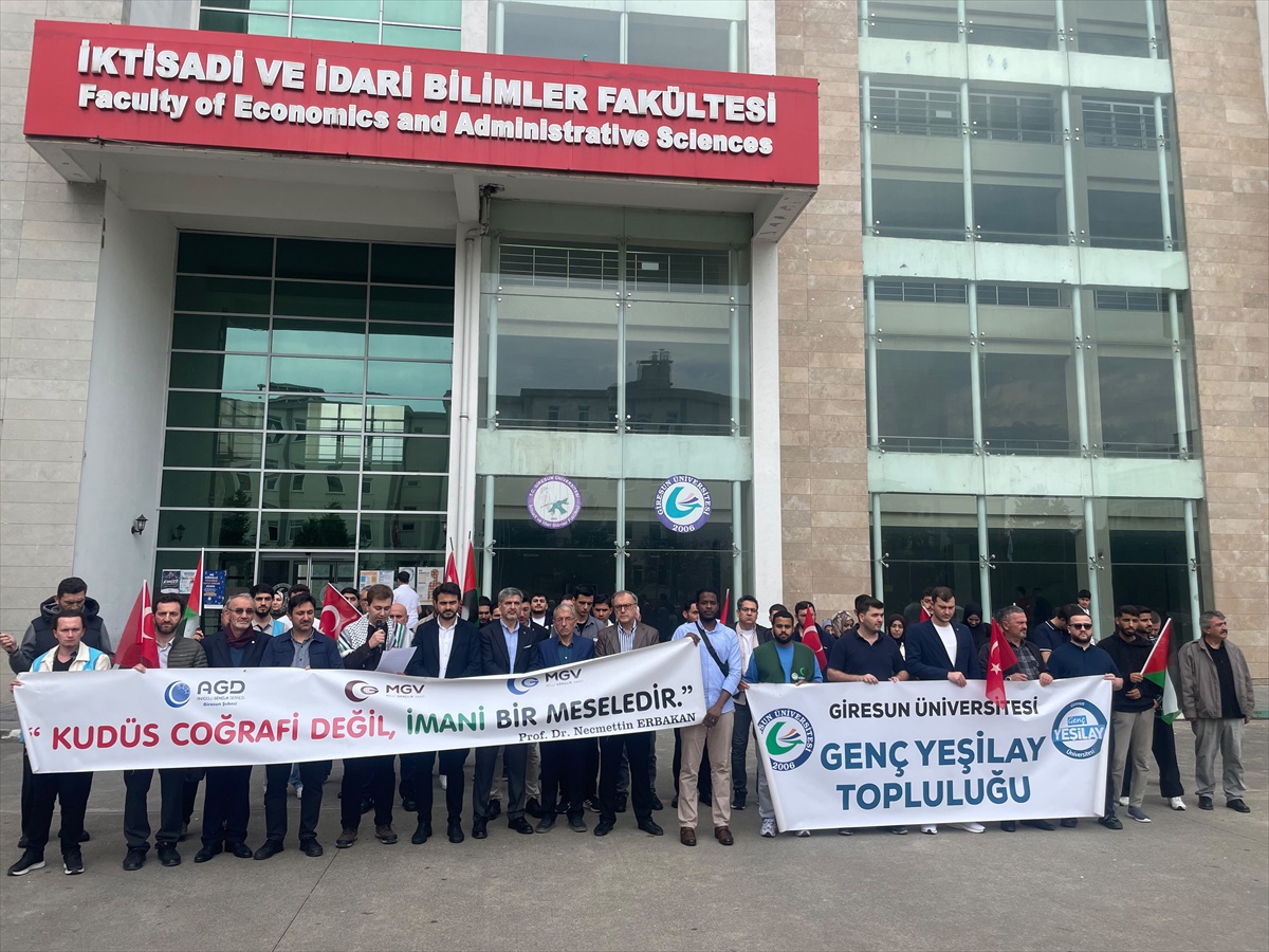 Trabzon ve Giresun'da üniversiteliler İsrail'in Gazze'deki soykırımını protesto etti