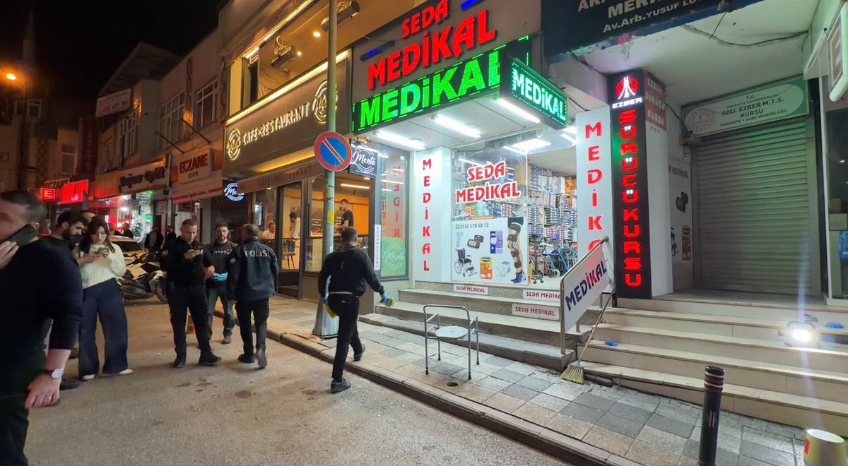 Ümraniye'de motosikletli 2 kişi iş yerine uzun namlulu silahla ateş açtı