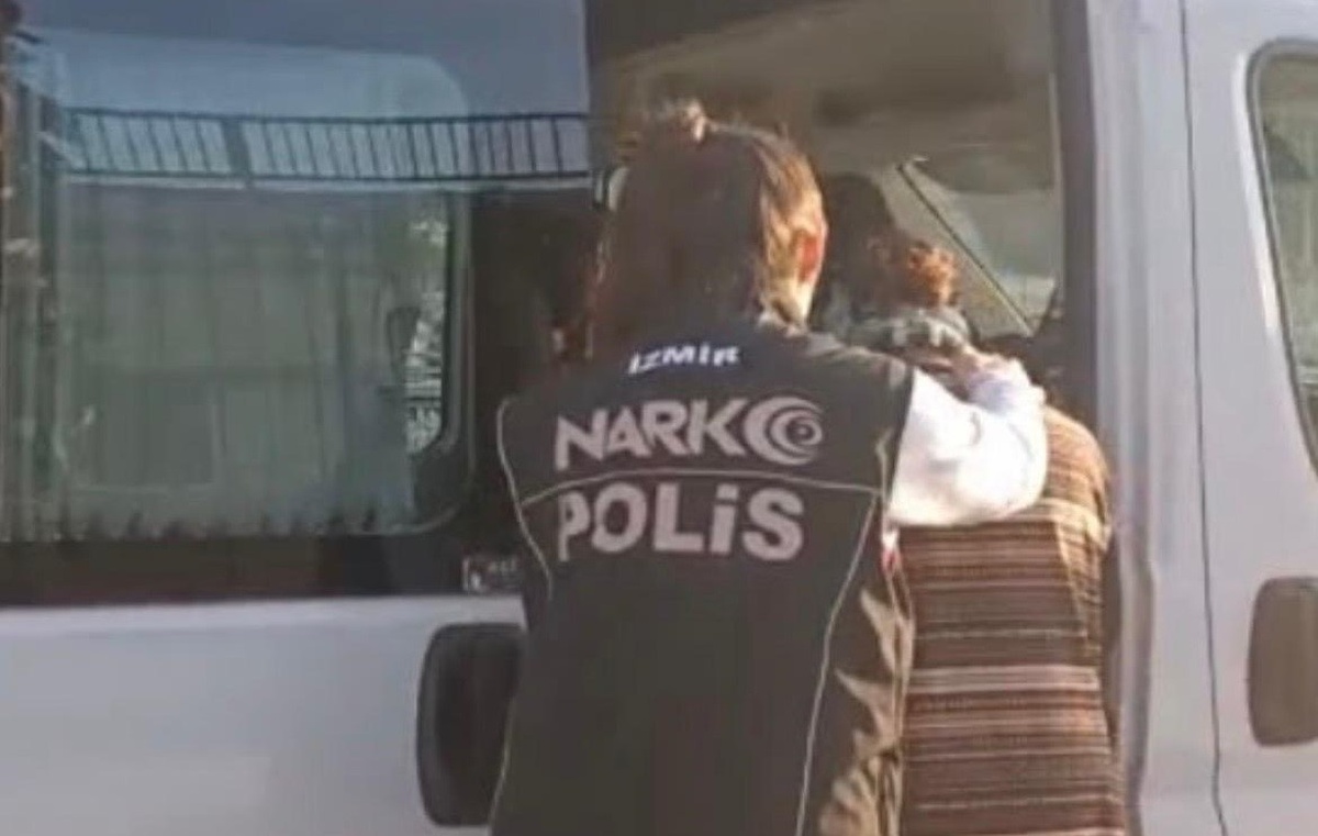 Uyuşturucu ticareti yaparken yakalanan şüpheli 22 yıl 6 ay 5 gün hapisle aranıyordu