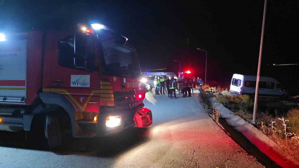 Van Edremit'te tekstil işçilerini taşıyan servis araçları çarpıştı, 8 kişi yaralandı