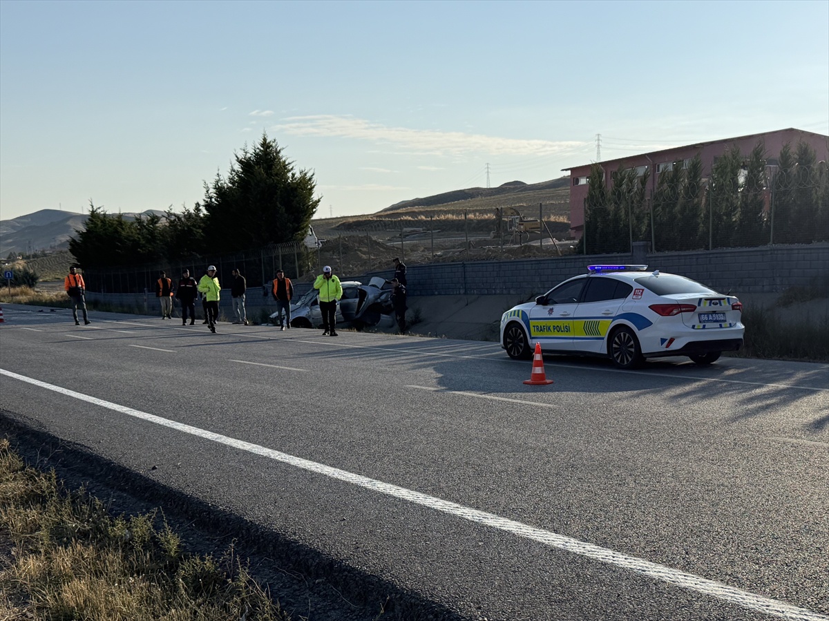 Yozgat'ta refüje devrilen otomobilde yaralanan 3 kişi hastanede tedavi altına alındı