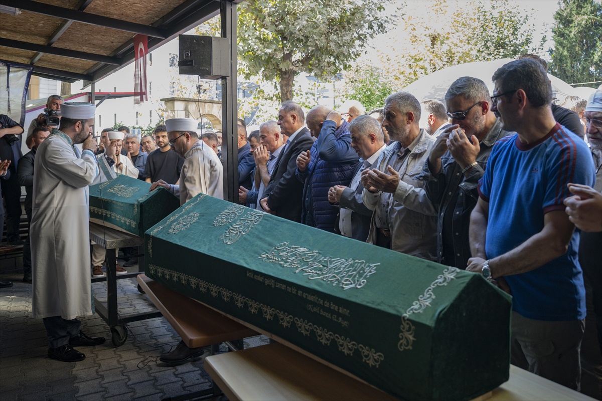 7 katlı binada kısmi çökmede ölen İnan kardeşlere Maltepe'de cenaze töreni düzenlendi