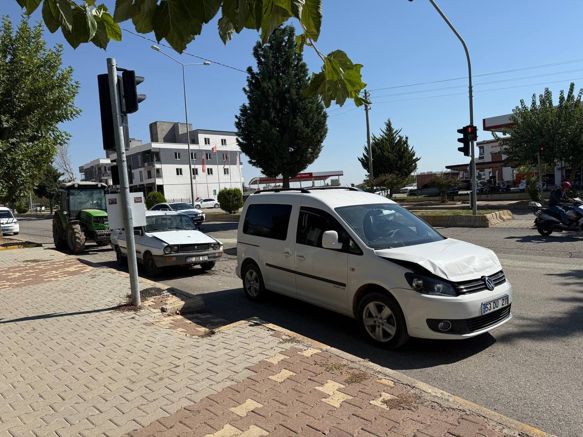 Adıyaman'da 4 aracın karıştığı zincirleme kazada 1 kişi yaralandı
