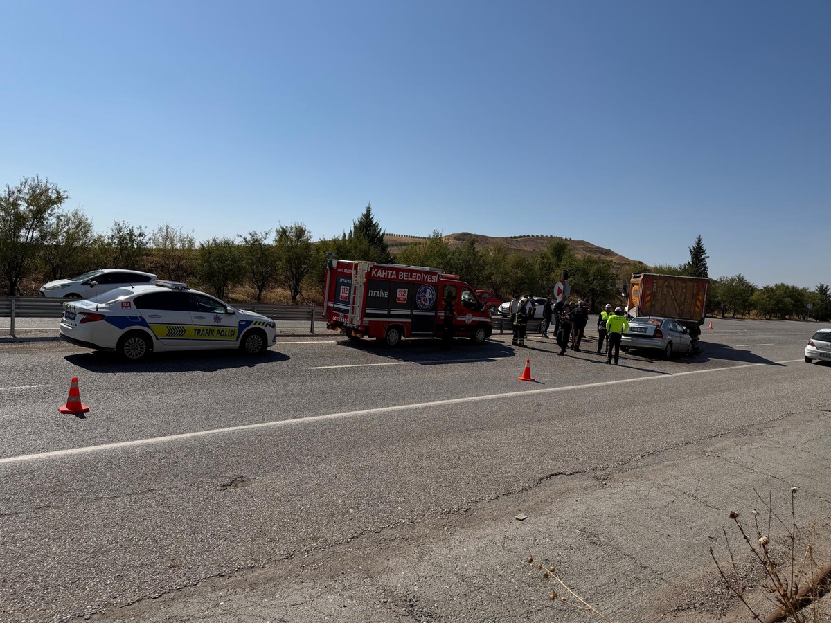 Adıyaman Kahta'da otomobil hafriyat kamyonuna arkadan çarptı, 2'si ağır 3 yaralı