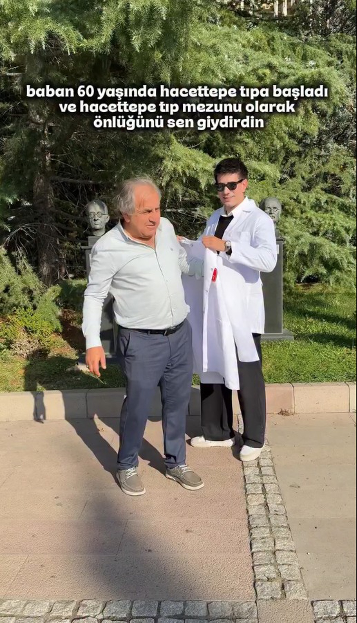 Afla 60 yaşında Hacettepe Tıp'a dönen öğrenciye önlüğünü doktor oğlu giydirdi