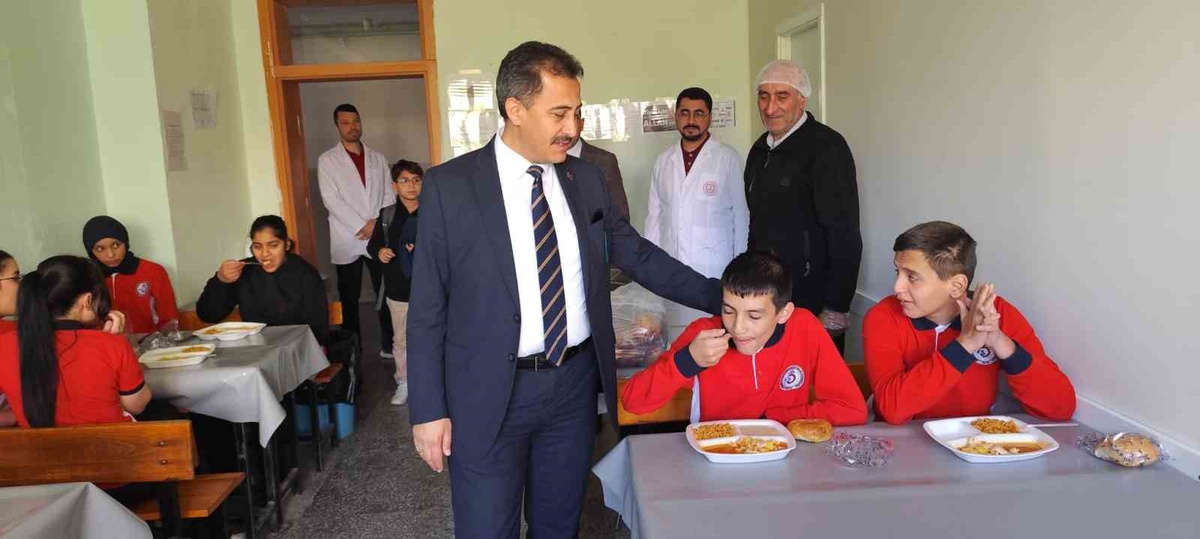 Afyonkarahisar Bolvadin'de taşımalı öğrenciler, Müdür Keleş'le yemekte buluştu