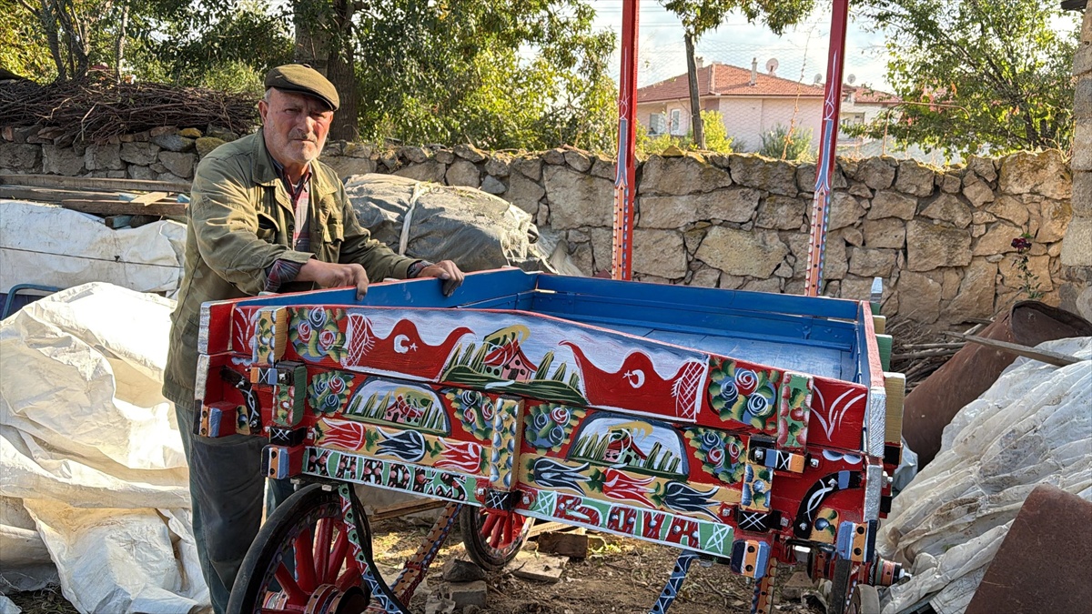 Afyonkarahisar'da marangoz baba ve engelli oğlu hurdadan at arabası yeniliyor