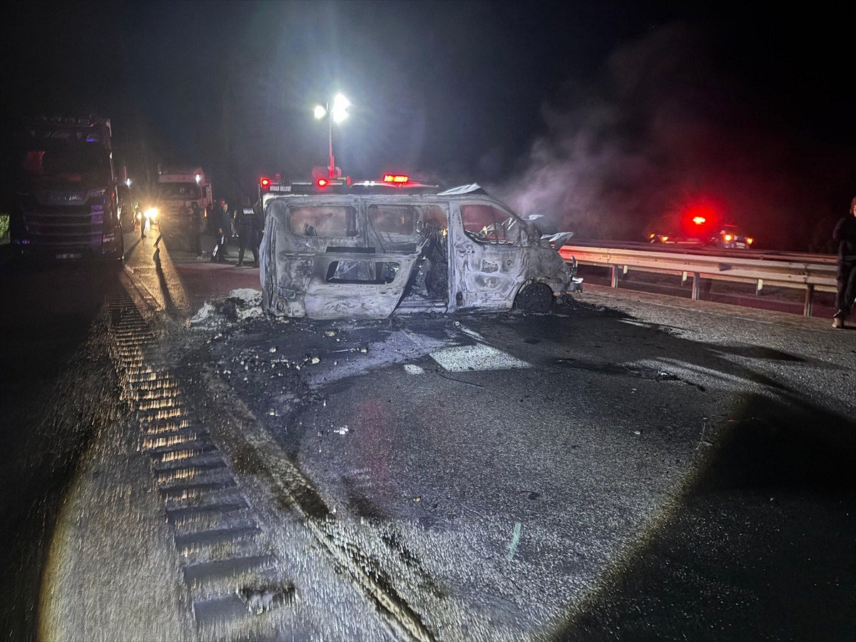 Afyonkarahisar Evciler'de tıra çarpan otomobil yandı; 1 kişi öldü, 1 kişi yaralandı