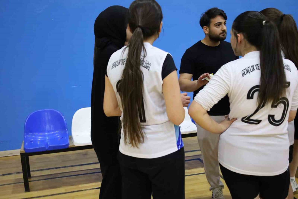 Ağrı ve Van kız voleybol takımları Türkiye 8. Voleybol Şampiyonası’nda karşılaştı