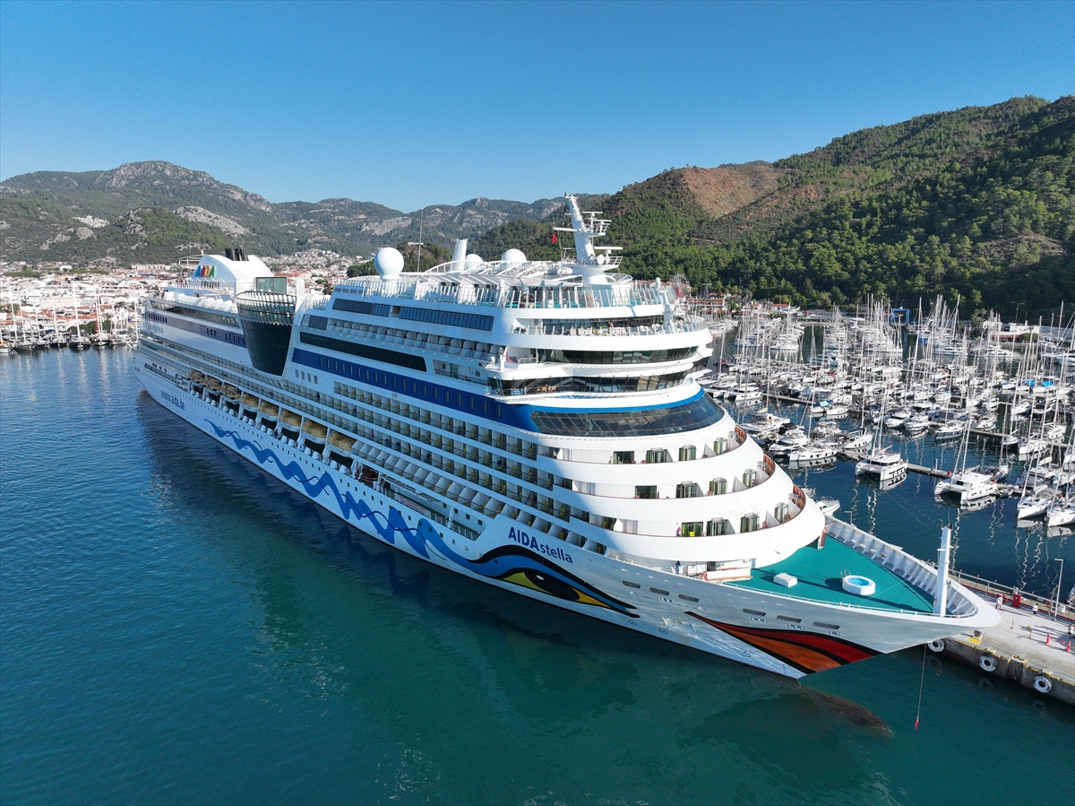 Aida Stella gemisi Muğla'nın Marmaris ilçesine çoğu Alman 2 bin 305 yolcu getirdi