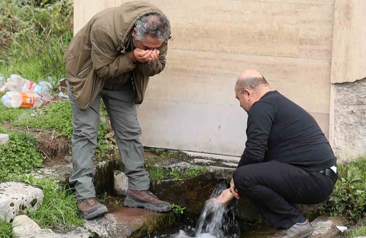Aksaray Koçpınar'da çıkan sodalı su, böbrek taşına iyi geldiği söylenerek ilgi görüyor
