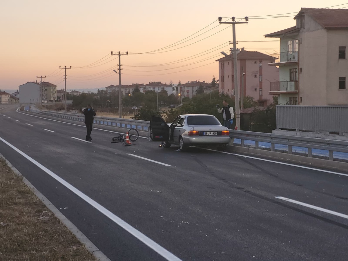 Ankara Çubuk'ta otomobilin çarptığı 10 yaşındaki bisikletli çocuk ve sürücü yaralandı