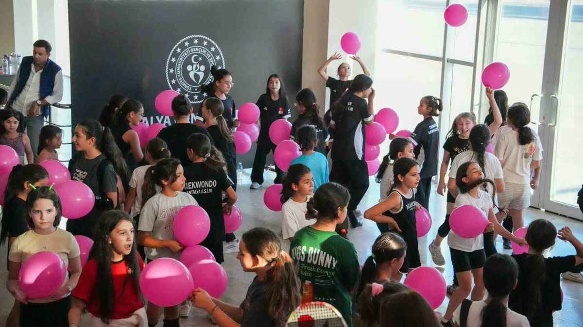 Antalya'da kız çocukları Dünya Kız Çocukları Günü'nde balonlar ve danslarla eğlendi