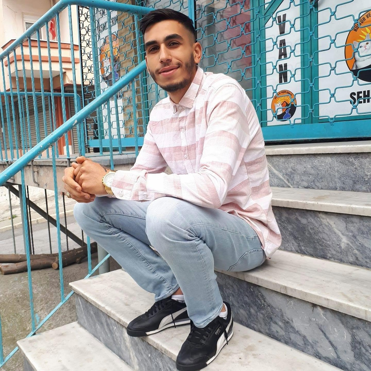 Aydın Nazilli'de kamyonet direğe çarptı; sürücü öldü, yanındaki yaralandı.