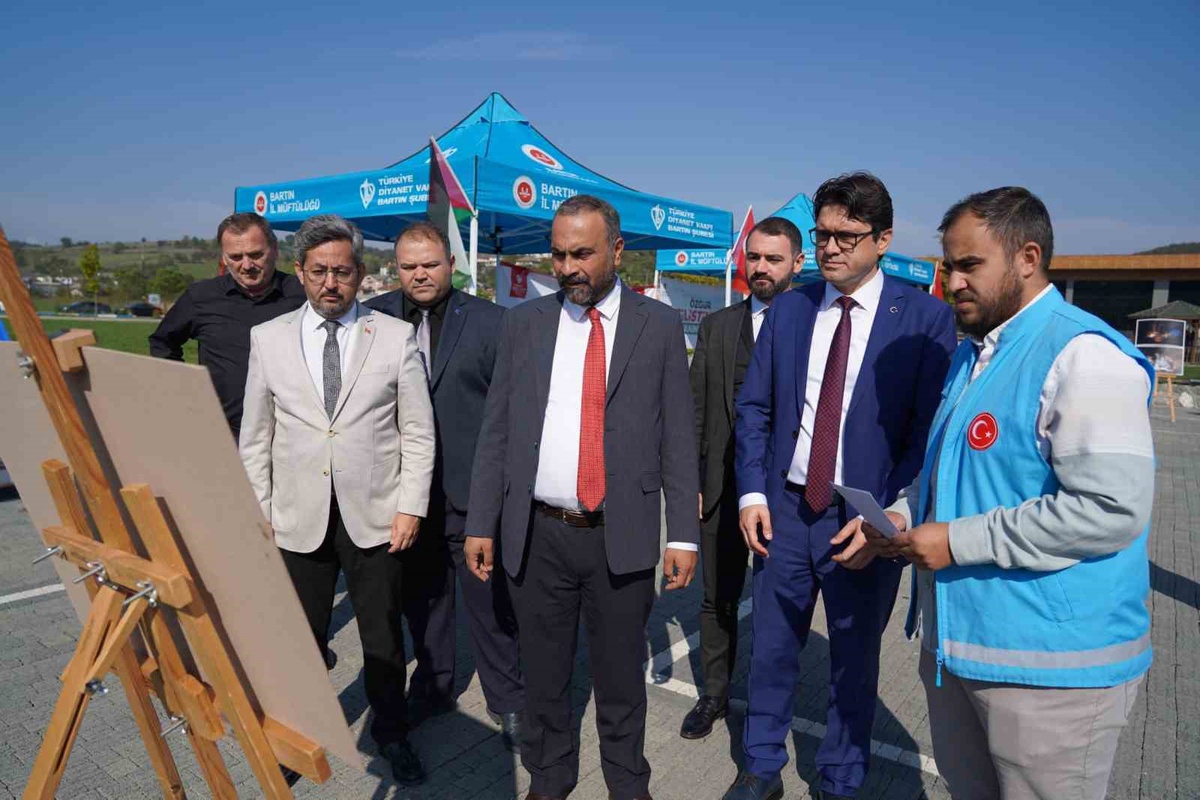 BARÜ'de Gazze için fotoğraf sergisi açıldı, çadırlarda farkındalık çalışması yapıldı