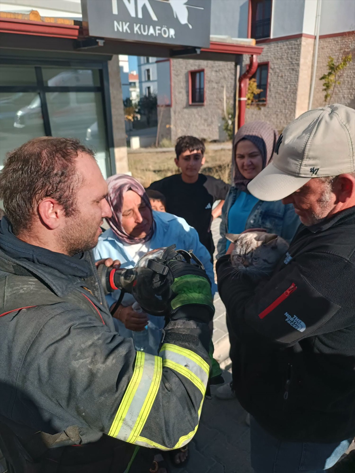 Bilecik Bozüyük'te apartman dairesinde çıkan yangın söndürüldü, kedi kurtarıldı