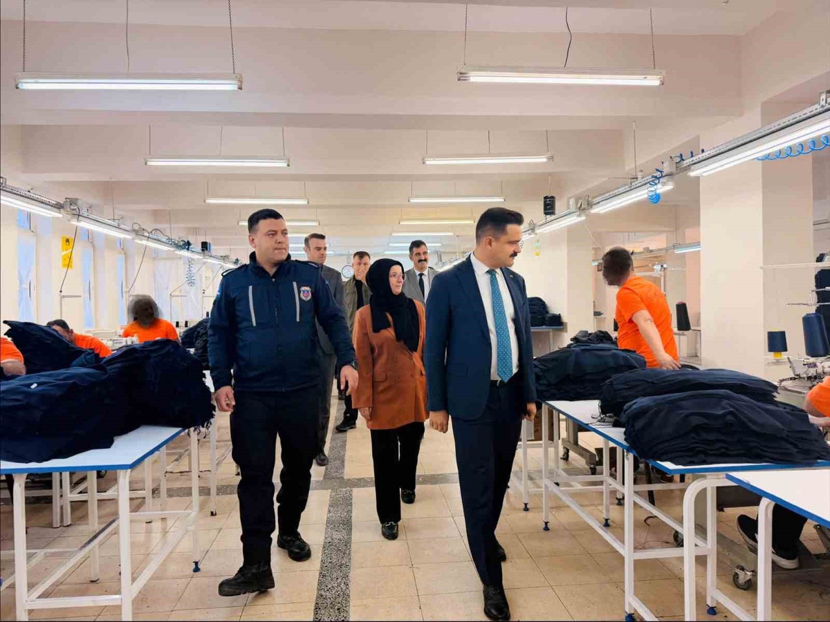 Bilecik Gölpazarı Kaymakamı Titiz, hükümlülerin üretim atölyelerini inceledi