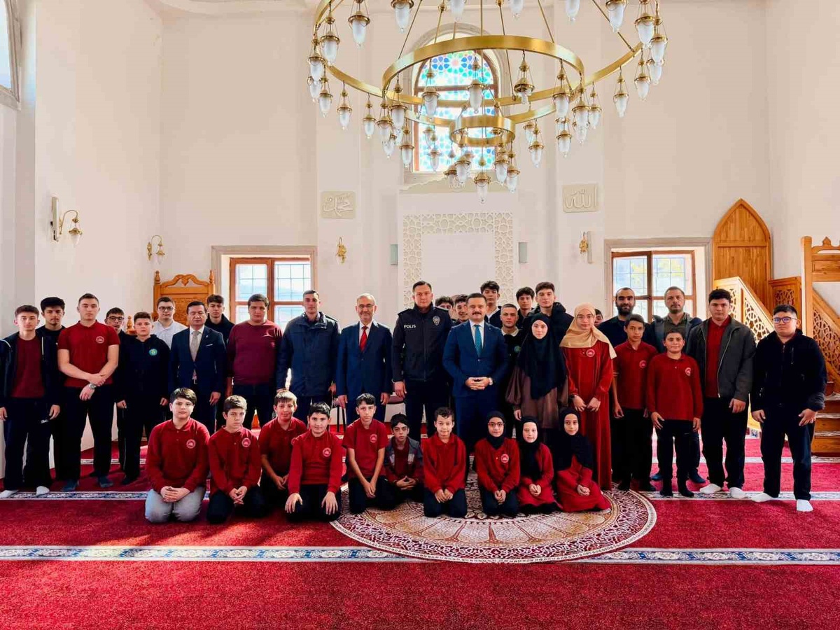 Bilecik Gölpazarı'nda Kaymakam Titiz, Cami ve Gençlik Buluşması'nda gençleri dinledi