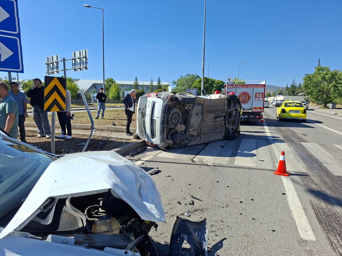 Bingöl'de iki otomobilin çarpıştığı kazada 3 kişi yaralandı