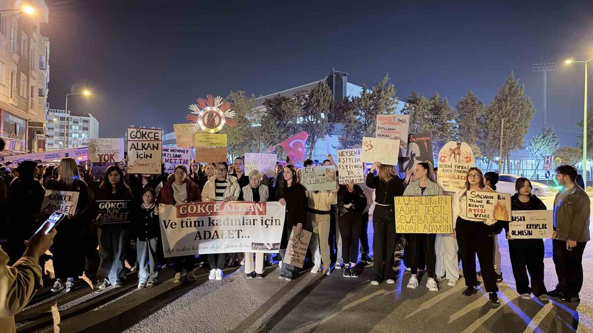 Bursa Karacabey'de öldürülen 18 yaşındaki Gökçe Alkan için yürüyüş yapıldı