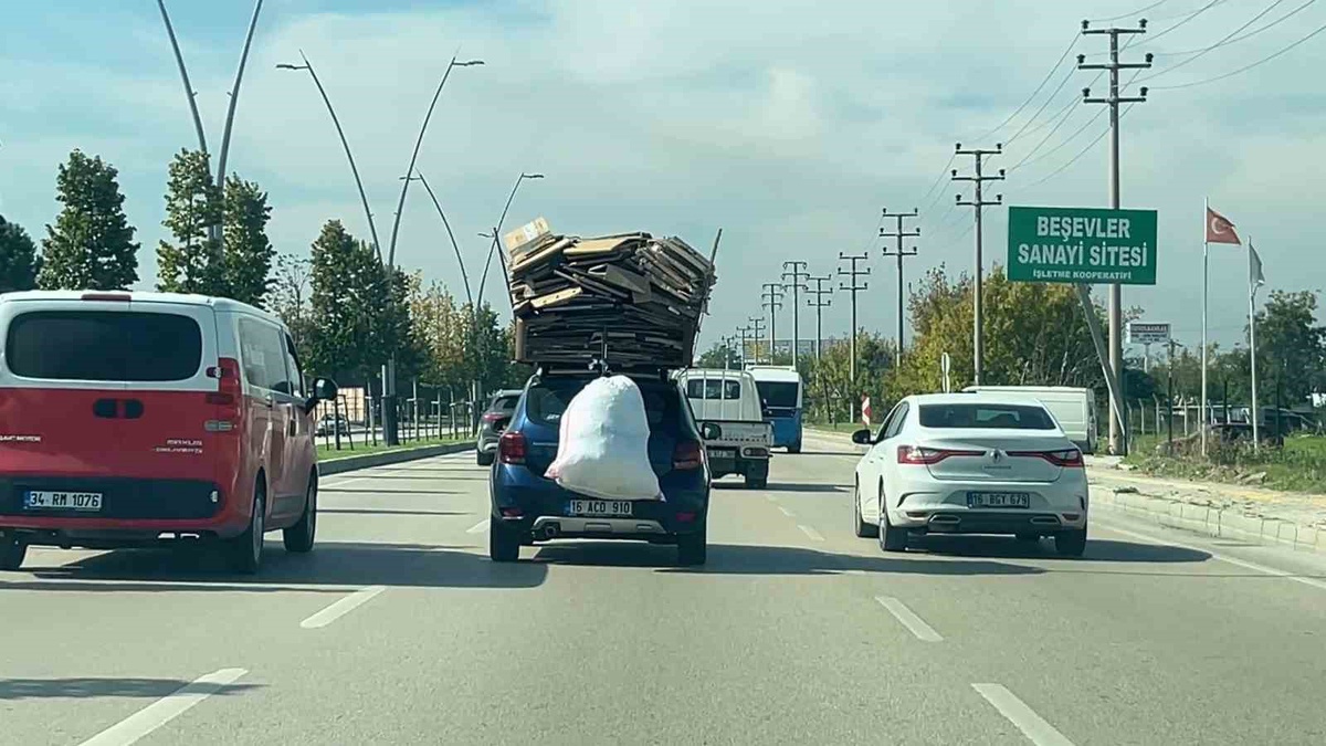 Bursa Nilüfer’de üzeri karton yüklü otomobil trafikte tehlikeli ilerledi