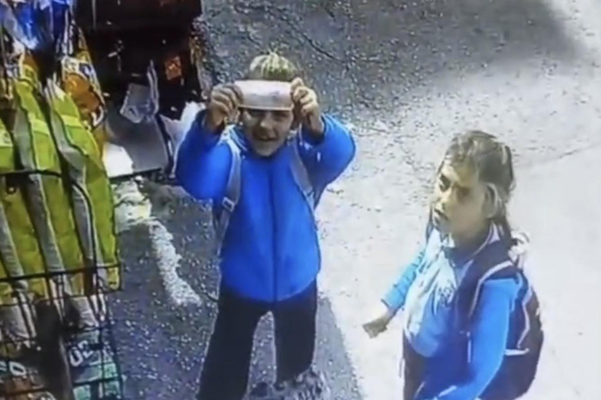 İki öğrencinin örnek davranışını kamera böyle görüntüledi