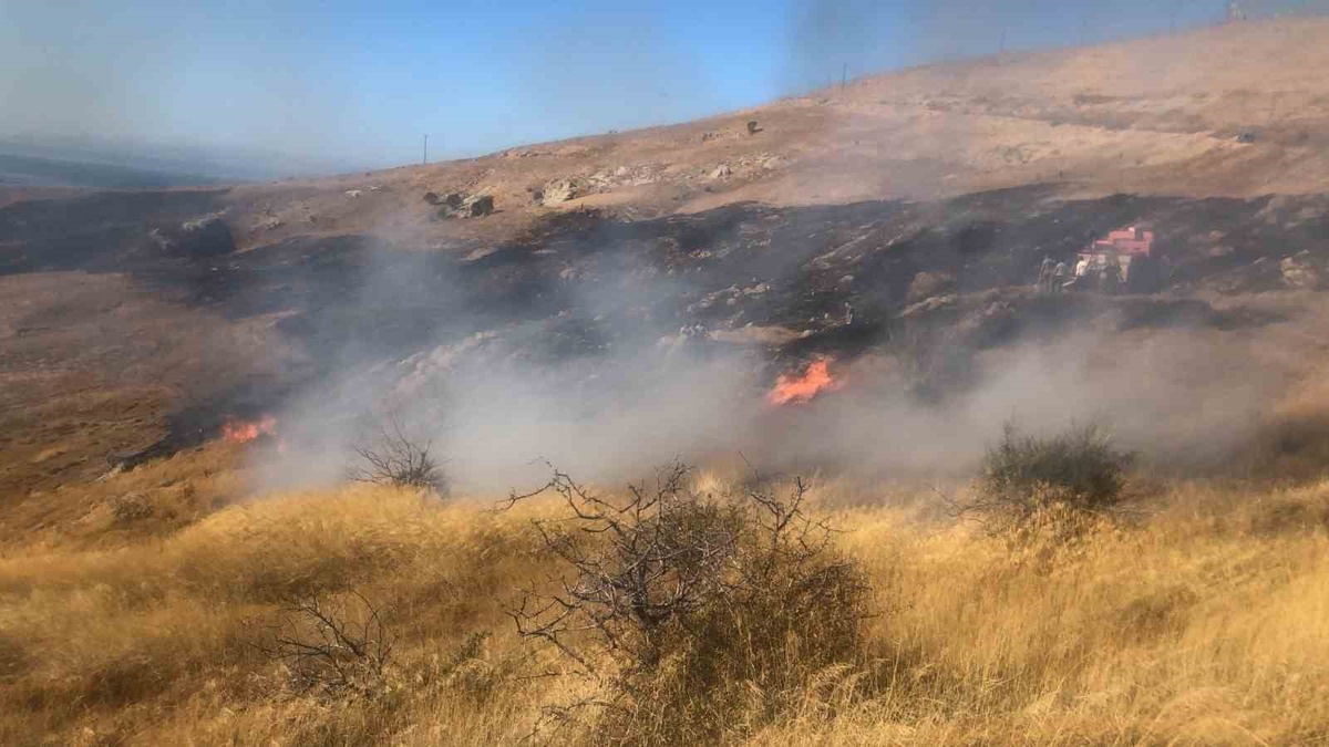 Çanakkale Bozcaada’da otluk yangını trafodan çıktı, kontrol altına alındı