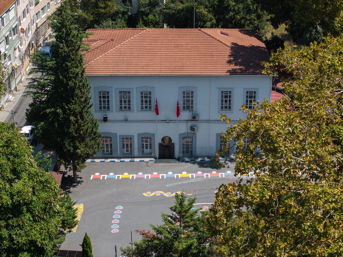 Çengelköy İlkokulu, Üsküdar'da 129 yıldır semtin eğitim hafızasını yaşatıyor.