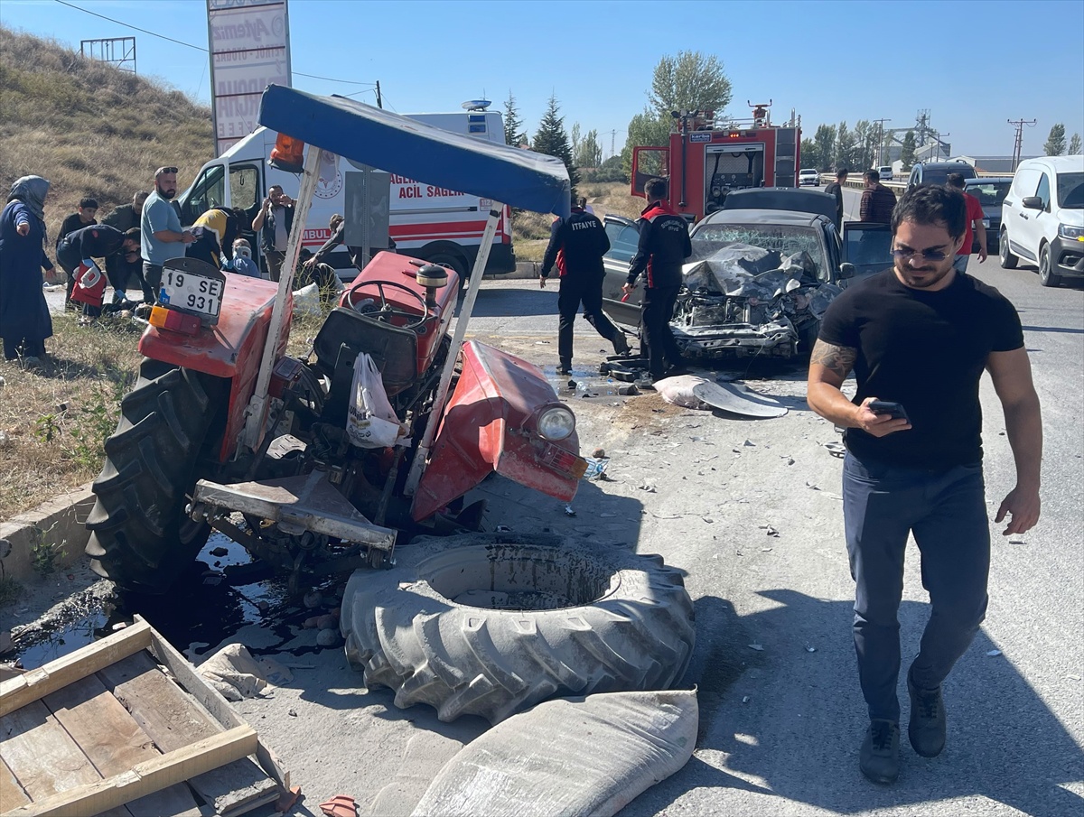 Çorum Sungurlu'da traktör ve otomobil çarpıştı, 7 yaralı hastaneye kaldırıldı