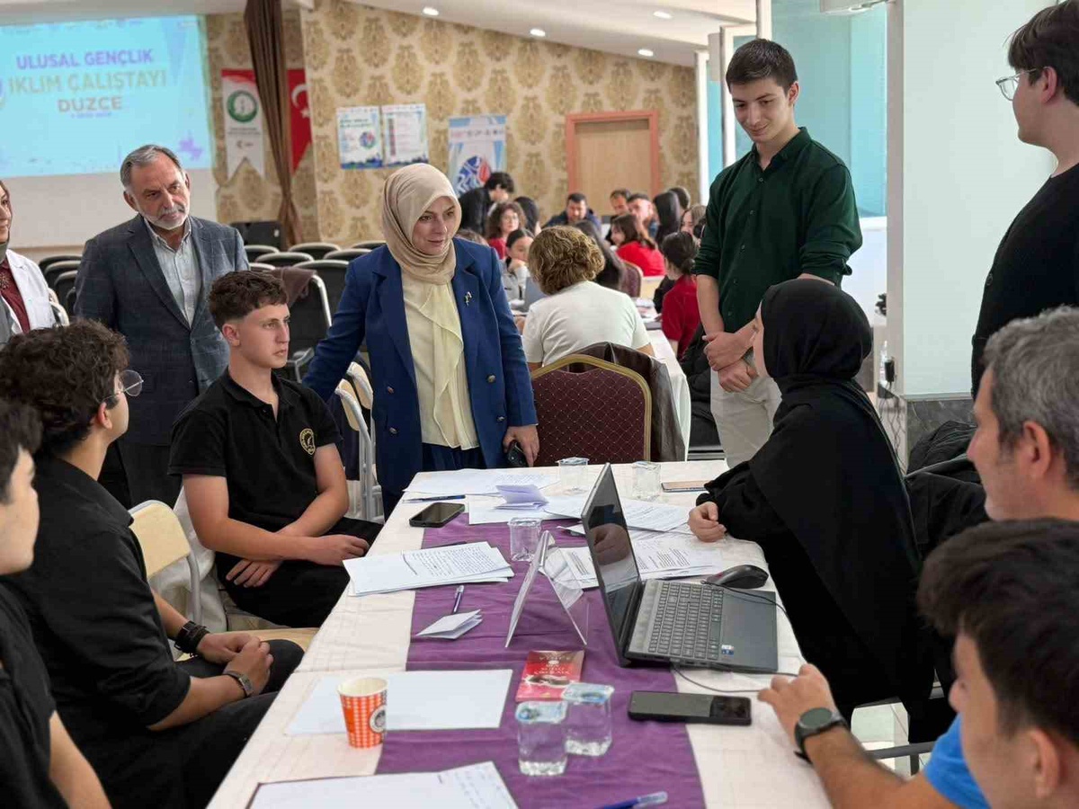 Düzce'deki Gençlik İklim Çalıştayı'nda lise öğrencileri çözüm önerileri geliştirdi