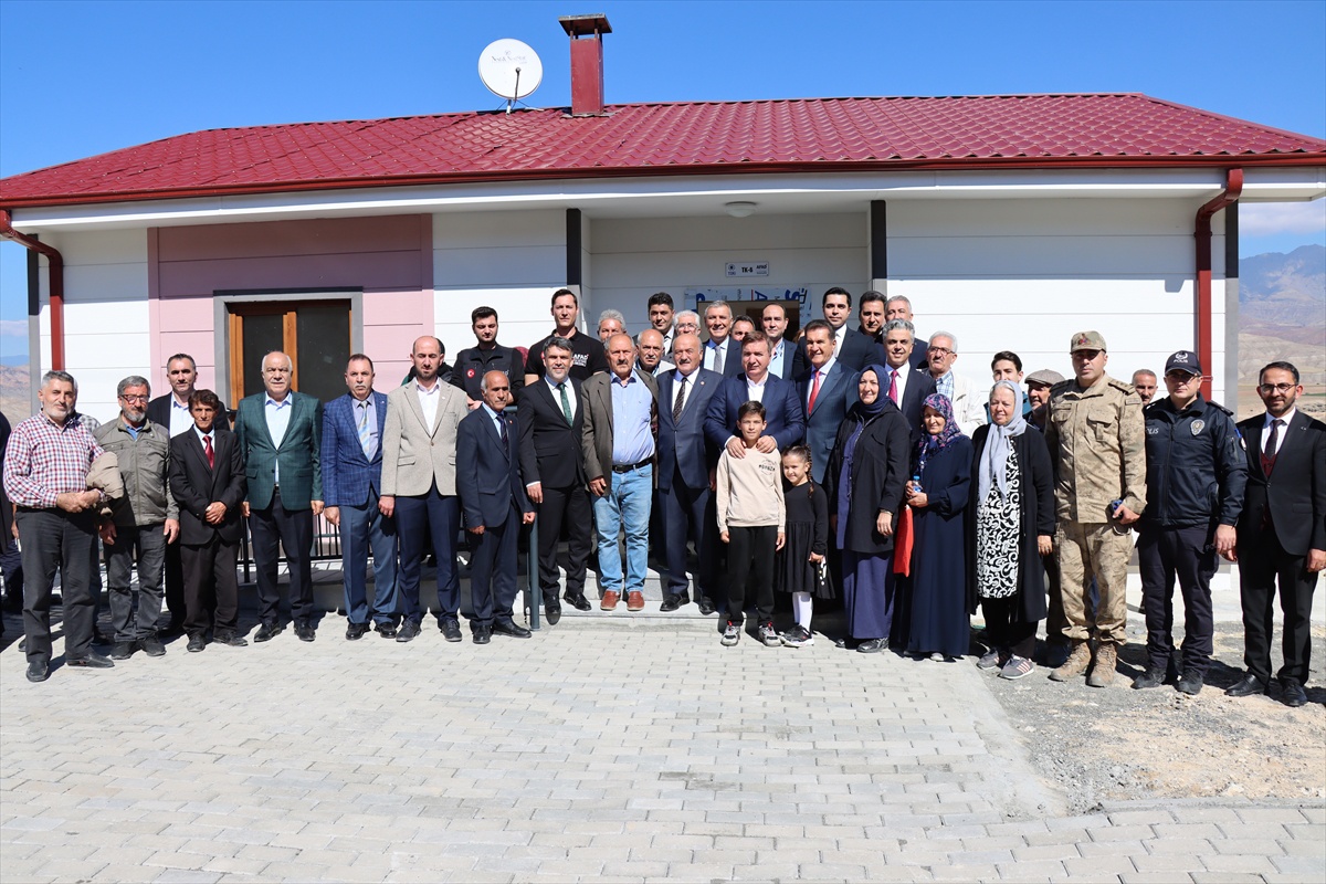 Erzincan Kemah'ta kaya düşmesi riskine karşı 28 afet konutu hak sahiplerine verildi