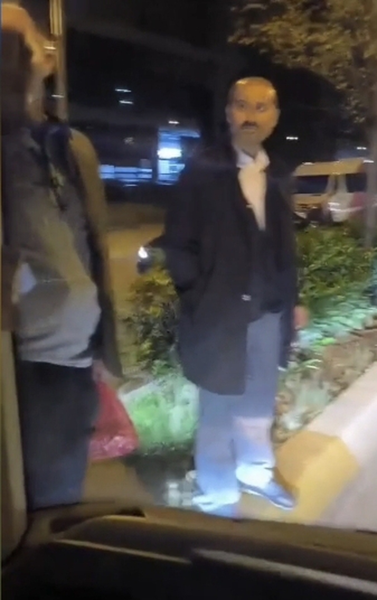 Esenyurt'ta yolcular sefer azlığına tepki gösterip İETT otobüsünün önünü kesti