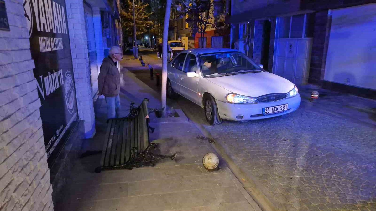 Eskişehir'de 78 yaşındaki sürücünün otomobili bankta oturan 2 çocuğa çarptı