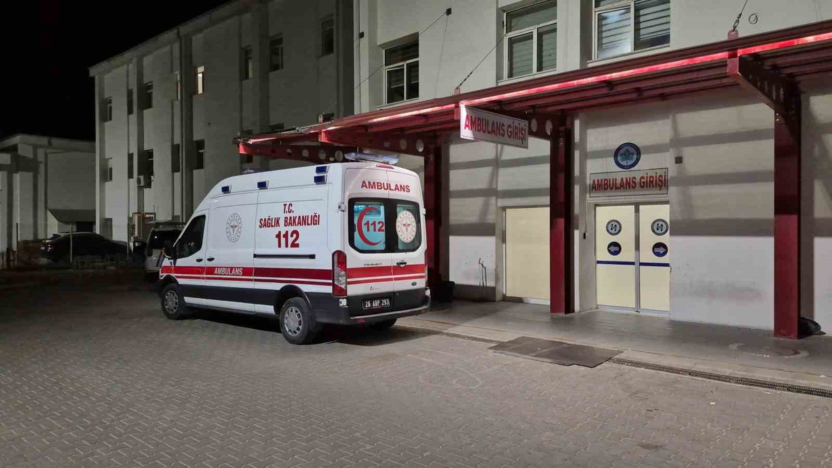 Eskişehir'de motosikletle otomobil çarpıştı; yolcu ağır yaralı hastaneye kaldırıldı.